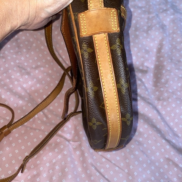 LV Jeune fille crossbody - Picture 12 of 17